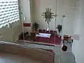 Die Unterkirche mit schlichtem Holzaltar