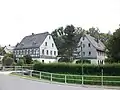 Pfarrhaus (Nr. 151), Seitengebäude (Nr. 153), Scheune und Torbogen des Pfarrhofes