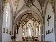 Kircheninneres mit Glasfenstern