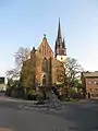Außenansicht mit Pfarrhaus