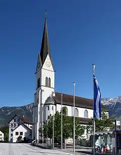 Die neugotische Pfarrkirche St. Martin wurde 1894 an Stelle einer früh­mittelalterlichen, 1438 erweiterten Kirche errichtet