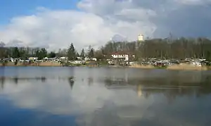 Der Buchhorner See. Im Hintergrund das Buchhorner Wahrzeichen, der Wasserturm