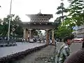 frei passierbares Grenztor zwischen Bhutan und Indien, gesehen von der Seite Bhutans