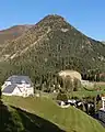Das Seehorn mit dem Physikalisch-Meteorologischen Observatorium (links) und dem AlpenGold Hotel (rechts).