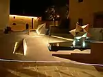 Piazza dei Guidi nachts; entworfen von Mimmo Paladino