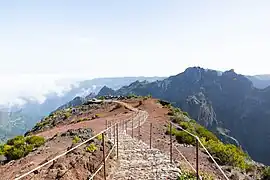 Sicht vom Gipfel auf die Aussichtsplattform im Nordwesten