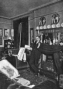 Arthur Morrison vor Kamin