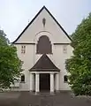 Piesbach Kirche, Portalfront mit Symbolreliefs an der Fassade