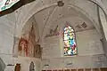 Innenansicht der Kirche mit mittelalterlichen Fresken und Glasmalereien