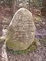 Der Gedenkstein auf der Anhöhe