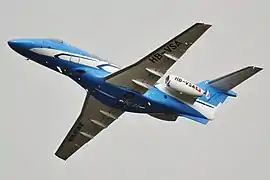 Unterseite der PC-24 mit Blick auf die Trag­flächen­geometrie