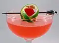 Cocktailspieß aus Metall bei einem Pink-Lady-Cocktail