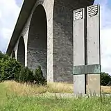 Elf Meter hohe Granitstelen mit den Landeswappen Bayerns und Sachsens von Steinmetz Walter Ballmann