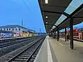 Blick vom Inselbahnsteig zum Empfangsgebäude