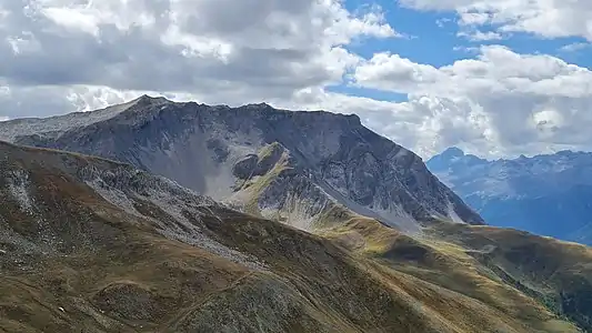 Der Südostgrat des Piz Mezzaun vom Piz Murtiröl aus betrachtet, links der Ost- und rechts der Hauptgipfel