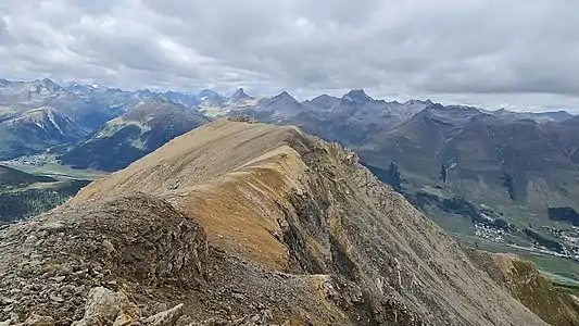 Blick auf den Südostgrat, im Hintergrund der Hauptgipfel
