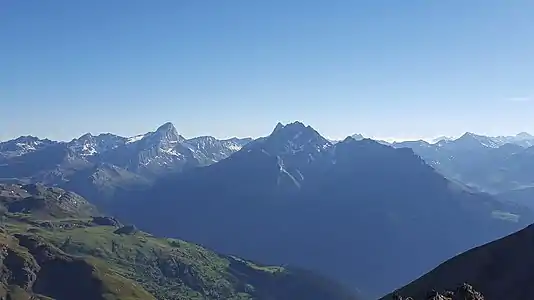 Blick nach Südosten zu (v. l. n. r.) Piz Surparé, Piz Scalotta, Mittler Wissberg, Piz Platta, Piz Forbesch, Piz Arblatsch, Piz Arlos und Piz Grisch.