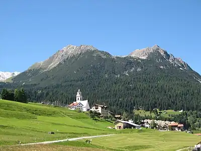 Parsonz mit Salaschigns und dem Piz Toissa im Hintergrund.