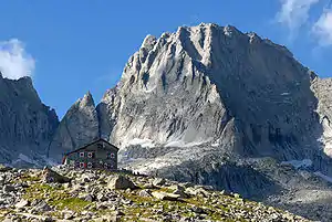 Die Gianettihütte mit dem Piz Badile
