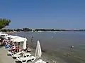 Strand mit Touristen