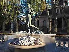 Weibliche Skulptur von Santiago Planella i Domènec (* 1961) zwischen der Villa und der Plaça Manuel Malagrida in Olot