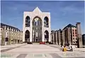 Am Ende der Umgestaltung des Place Saint-Lambert wurde im Jahr 2000 ein mit Planen eingehülltes Gerüst als 1:1 Massenmodell des Ostchores der Cathédrale Notre-Dame-et-Saint-Lambert aufgestellt, Besucher konnten das Gerüst über Treppen besteigen