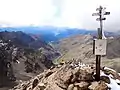Gipfelkreuz des Rabenkopfs mit Planeiltal, hinten das Münstertal