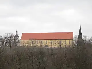 Das Planitzer Schloss mit Schloss- und Lukaskirche (rechts)