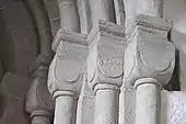 Säulen mit Würfelkapitellen am Portal