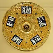 Taxile Doat, Platte mit eingefügten Kameen in Pate sur Pate-Technik (Schlickermalerei), 1901, Sèvres-Porzellan, Nelson-Atkins Museum of Art