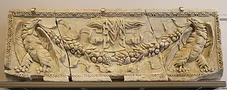Marmorblock mit Adlern, die eine Girlande halten. Erste Hälfte des 2. Jh. n. Chr. Das Ursprungsgebäude ist unbekannt. Es wurde im Chor der Kirche Sainte-Marie-de-la-Major wiederverwendet.