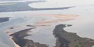 Blick über die beiden Landspitzen des Bessin hinweg nach Süden auf die Hahnentiefschaar (Bildmitte)