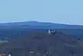 Blick aus Richtung Meiningen vorbei am Schloss Landsberg nach Nordwesten zum am Horizont befindlichen Pleß