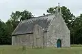 Kapelle Notre-Dame von Lézurgan mit Menhir