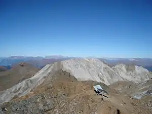 Geologische Kontraste mit Blick zu Parpaner Weisshorn und Tschirpen