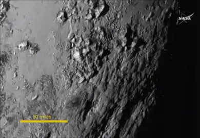 Die Norgay-Berge und ihre Umgebung mit Wright Mons, einem der wahrscheinlichen Eisvulkane (unterhalb der Bildmitte)