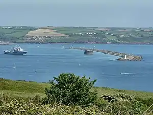 Der Wellenbrecher, der Leuchtturm und Breakwater Fort im Plymouth Sound