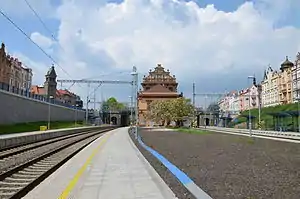 Aufnahmsgebäude und Inselbahnsteig von Osten