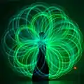 Flower-Figur mit Leucht-Poi (Knicklichtern)