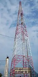 Der Leuchtturm hinter einem militärischen Sendeturm