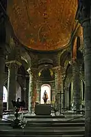 Notre-Dame la Grande in Poitiers, 1086 geweiht, roma­nisch, pseu­do­basilikal, mit niedrigem Kapellen­kranz
