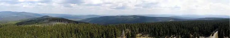 Panoramablick vom Aussichtsturm nach Norden auf die Berge Skalka (Kleine Riegeln, 1237 m, links) und Křemelná (Kiesleiten, 1125 m, Mitte)