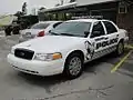 Amerikanisches Polizeifahrzeug mit einem weißen Lichtbalken