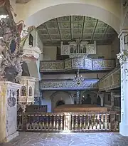 Kirchenschiff mit Kanzel, Emporen und Orgel