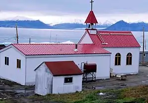 Nach dem verheerenden Brand von 1994 neu errichtete katholische Kirche von Pond Inlet; auf der gegenüberliegenden Seite des Eclipse Sound: Bylot Island