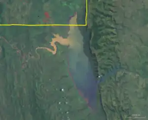 Satellitenaufnahme des Sees. Die Landesgrenze in Gelb.