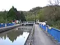 Die Schleuse 43M schließt unmittelbar an die Brücke an