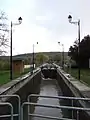 Schleuse 43M mit der Kanalbrücke im Hintergrund
