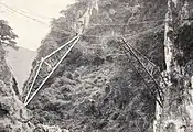 Ablassen der Strebträger während des Baus der Brücke