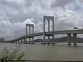 Hier wird die Brücke aus der Nähe dargestellt. Sie ist auf vielen Trägern stehend erbaut.